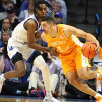 Tennessee Volunteers player drives lane