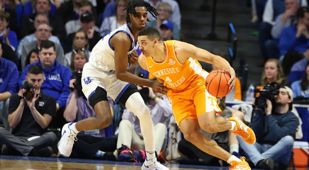 Tennessee Volunteers player drives lane