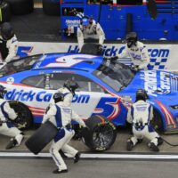 Kyle Larson pit crew changes tires