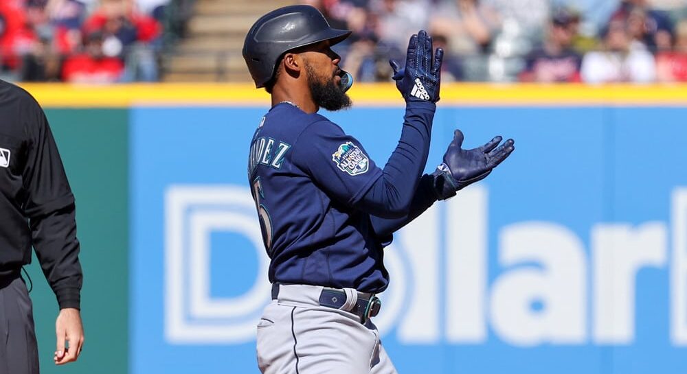 Teoscar Hernandez of Mariners almost hits home run