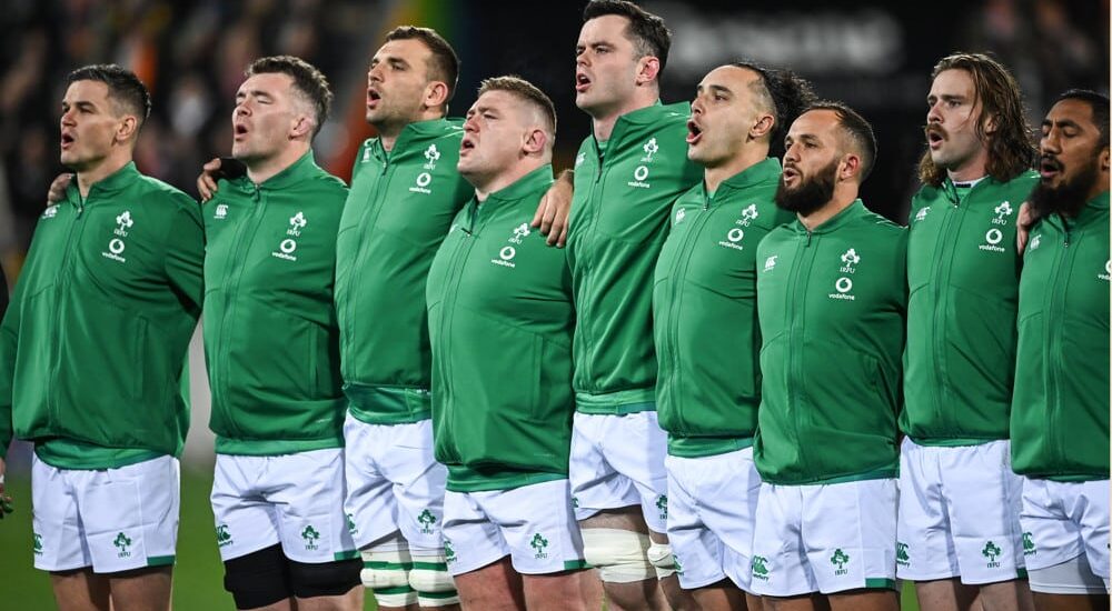 Ireland rugby team sings national anthem