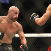 Alexander Volkanovski battles in UFC fight